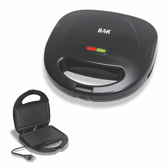 Sanduicheira elétrica BAK 750W com chapas antiaderentes, corpo preto